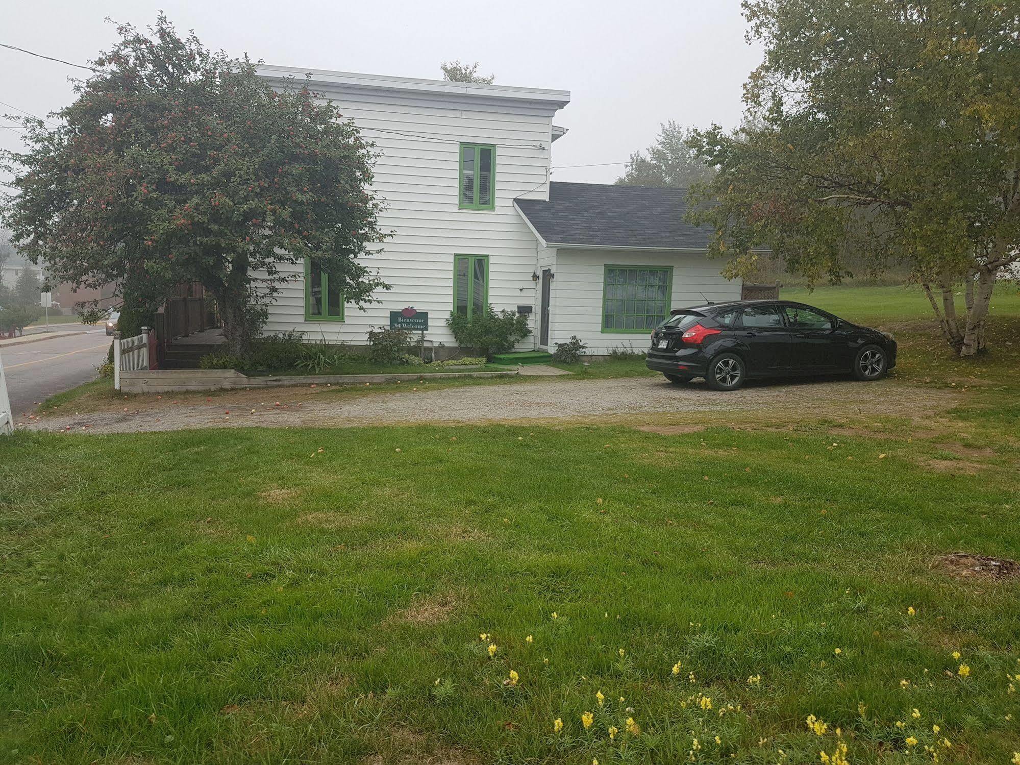 Gite Au Vieux Pommier Tadoussac Kültér fotó